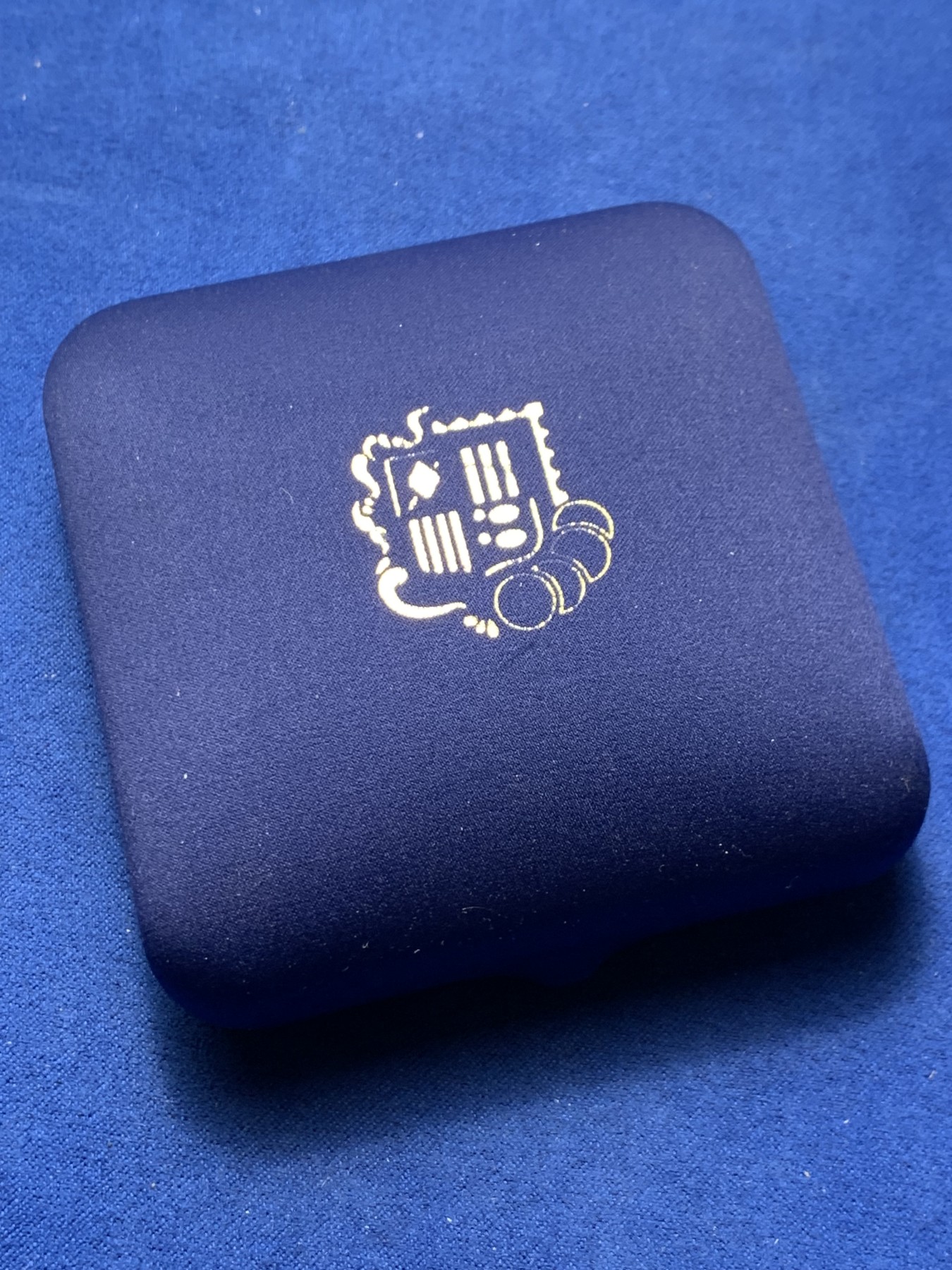 《竞宝斋》第247场-周日，周一 ，周二3场连拍 (全场包邮) 原蓝盒证书安道尔1995年神的羔羊10第纳尔精制大银币31.47克