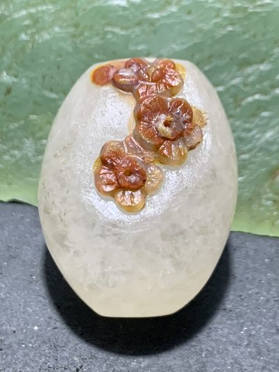 精美亚光冰飘战国红玛瑙手工俏色巧雕蝶恋花随形桶珠一颗！ - 精美亚光冰飘战国红玛瑙手工俏色巧雕蝶恋花随形桶珠一颗！