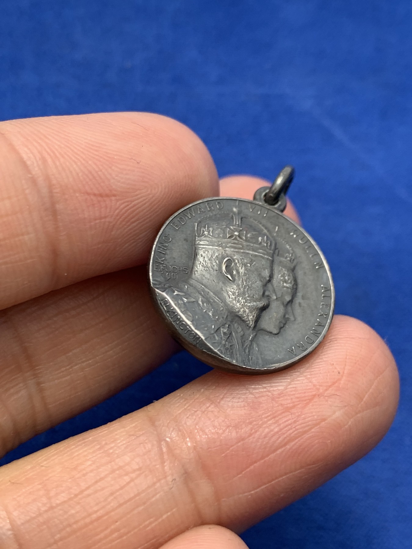 《竞宝斋》第247场-周日，周一 ，周二3场连拍 (全场包邮) 英国 1901 爱七加冕奖章  根据外拍记录 目录号BHM 3772 等级为R级  6.67克20mm 具体见外拍资料 其它自辨 价格不低