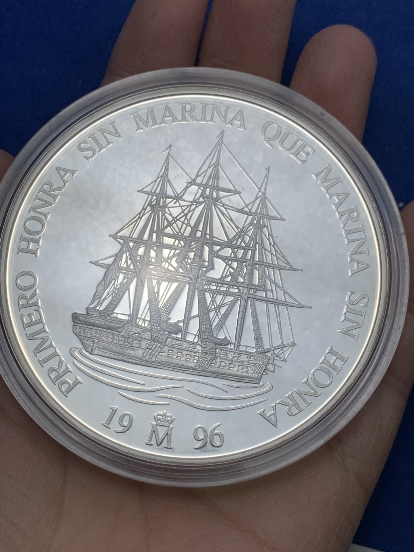 《竞宝斋》第247场-周日，周一 ，周二3场连拍 (全场包邮) 西班牙1996年25ECU银币 直径73.2mm,168.7克，925银，原木盒