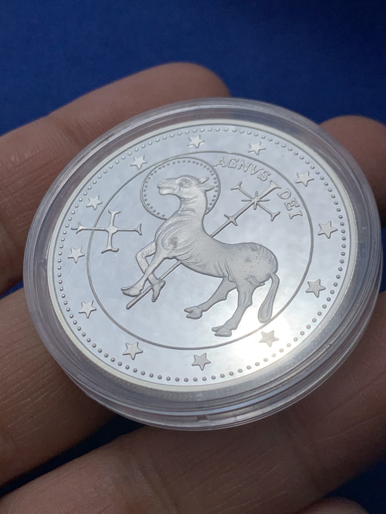 《竞宝斋》第247场-周日，周一 ，周二3场连拍 (全场包邮) 原蓝盒证书安道尔1995年神的羔羊10第纳尔精制大银币31.47克