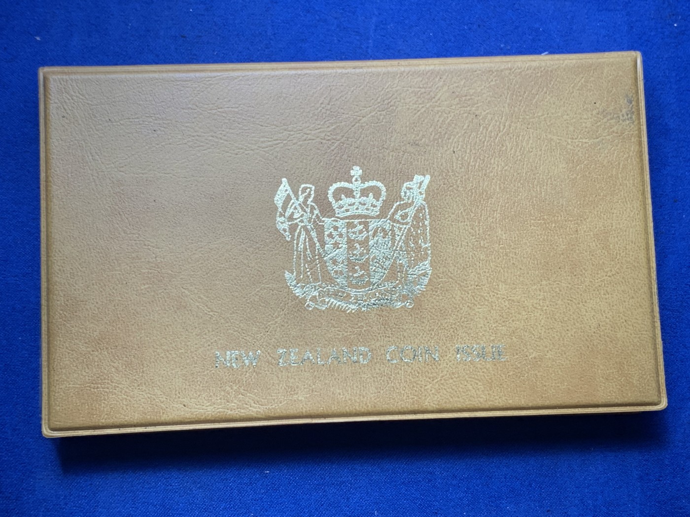 《竞宝斋》第247场-周日，周一 ，周二3场连拍 (全场包邮) 新西兰 1985 卡基鸟 7枚装 精制套币 含一枚大银币 27.22克925银 少