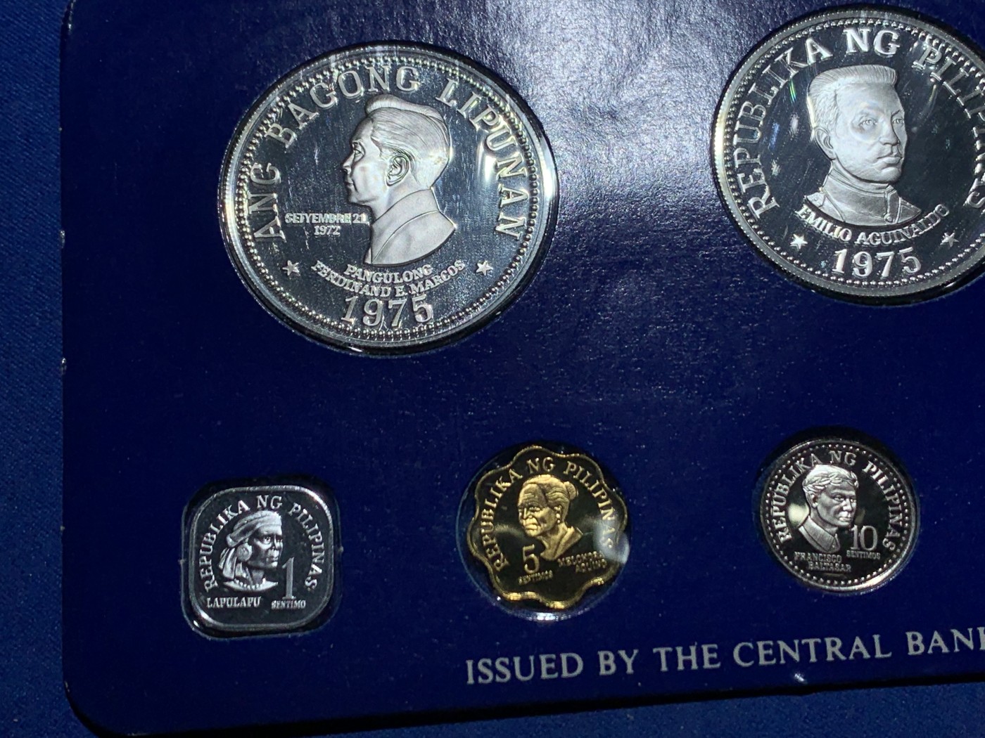 《竞宝斋》第247场-周日，周一 ，周二3场连拍 (全场包邮) 菲律宾 1975 8枚装套币 含2枚大银币 非常少见的品种