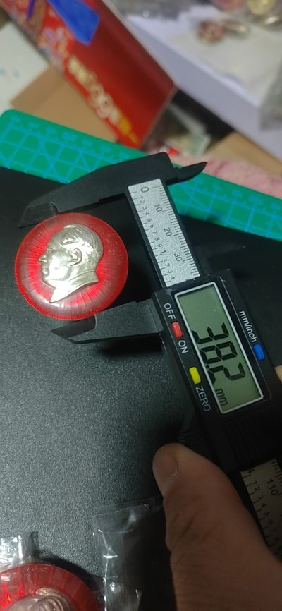 毛主席像章拍场，都是部队章 🔥🔥🔥🔥毛主席像章，38.2毫米，背面有铭文：北京部队空军赠