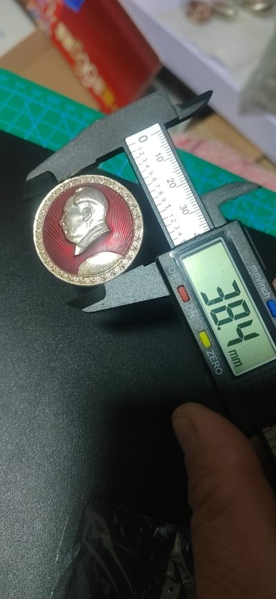 毛主席像章拍场，都是部队章 🔥🔥🔥🔥毛主席像章，38.4毫米，背面有铭文：中国人民解放军256部队