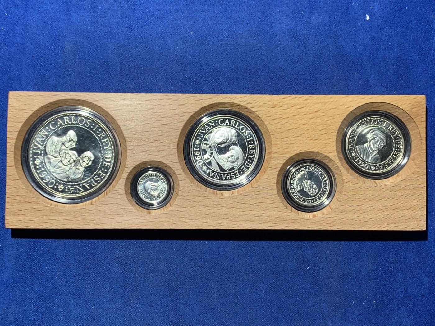 《竞宝斋》第247场-周日，周一 ，周二3场连拍 (全场包邮) 原盒证书 西班牙1990年 发现美洲新大陆500周年纪念一组5枚银币 非常漂亮 925银 币重49.3克