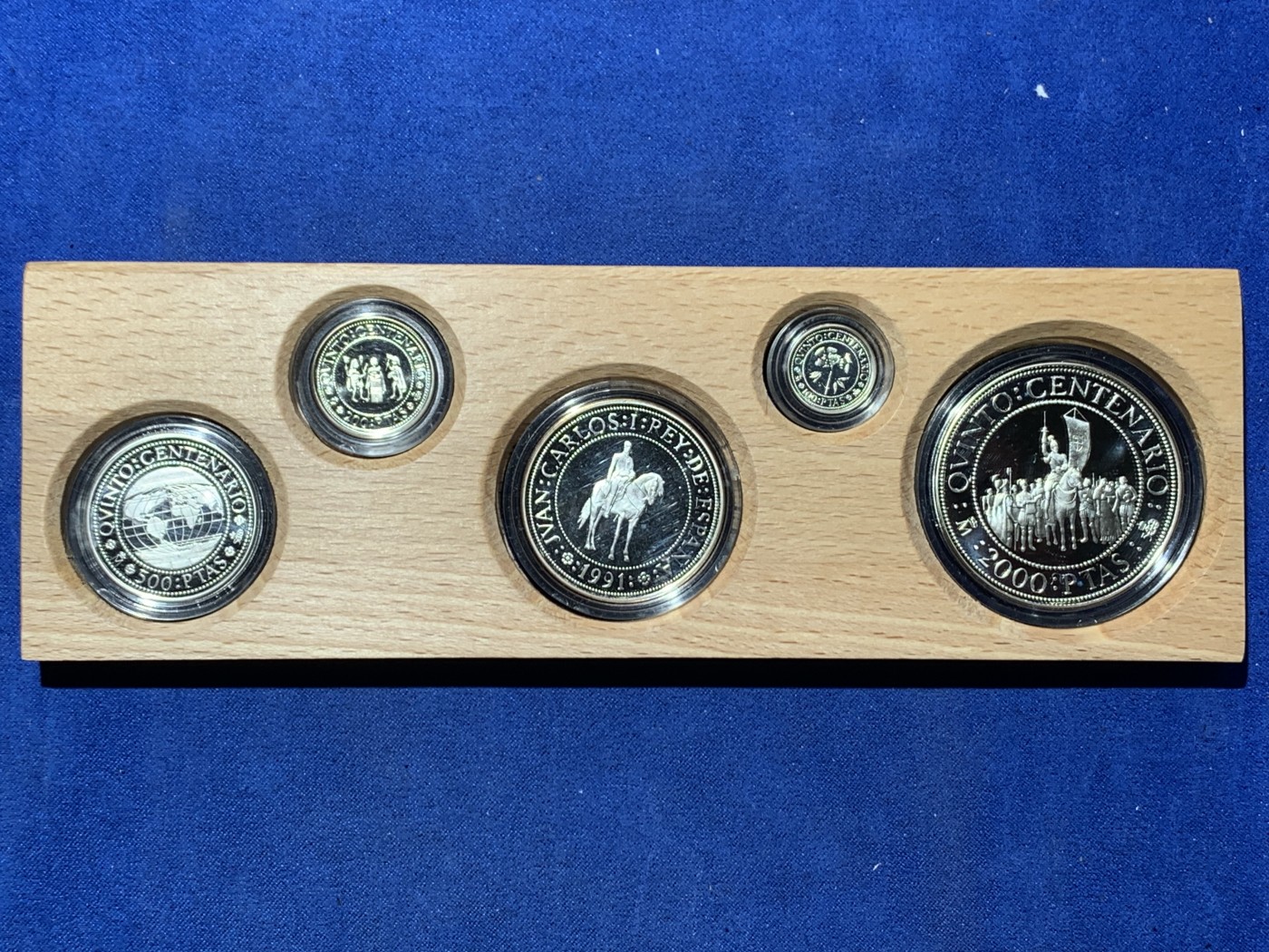 《竞宝斋》第247场-周日，周一 ，周二3场连拍 (全场包邮) 原木盒 西班牙 1991年 五百周年纪念 五枚套 精制银币 非常漂亮 925银 币重49.3克