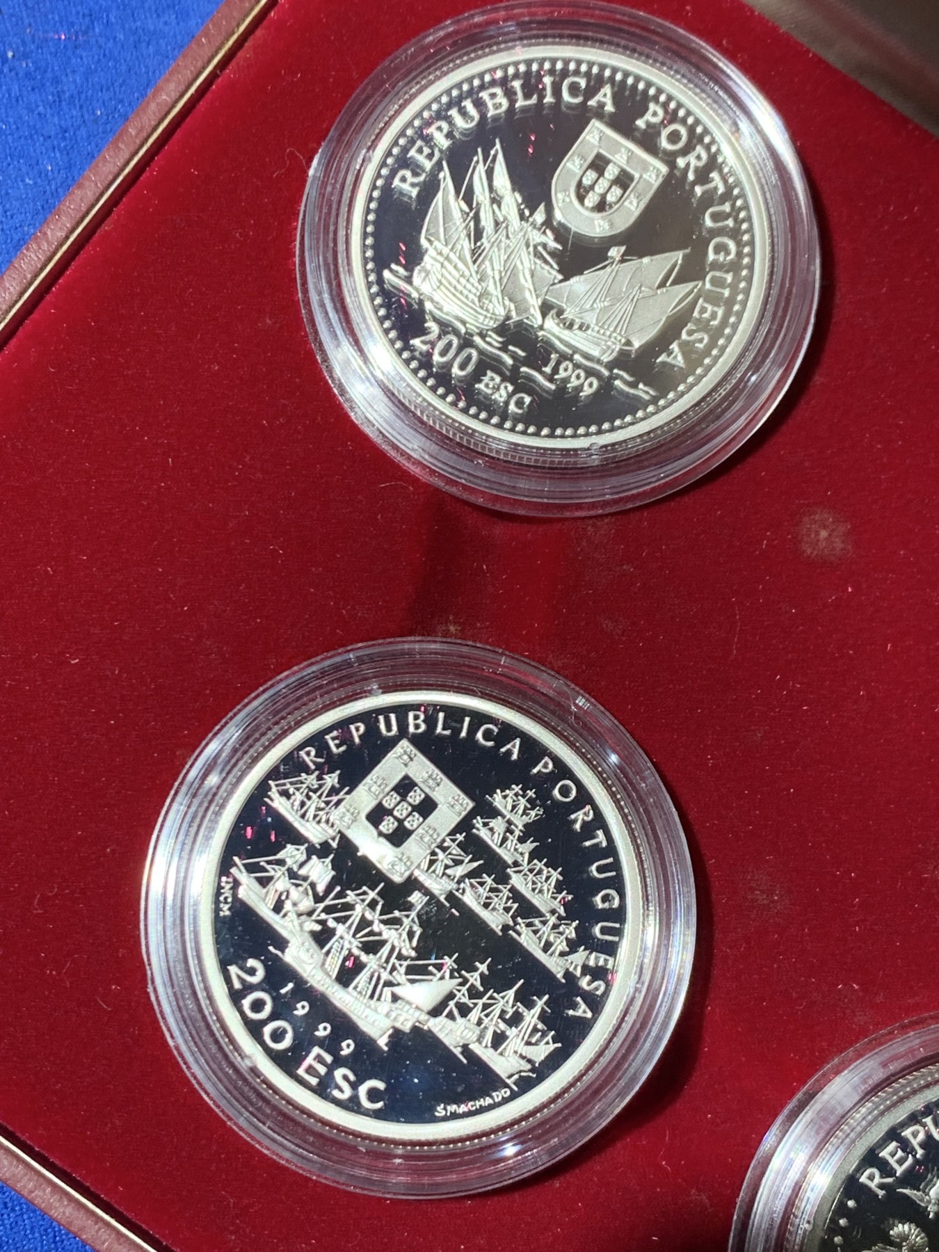 《竞宝斋》第247场-周日，周一 ，周二3场连拍 (全场包邮) 葡萄牙1999年 大航海 200埃斯库多 四枚套精制币 单枚24.5克 925银 原盒证书非常漂亮