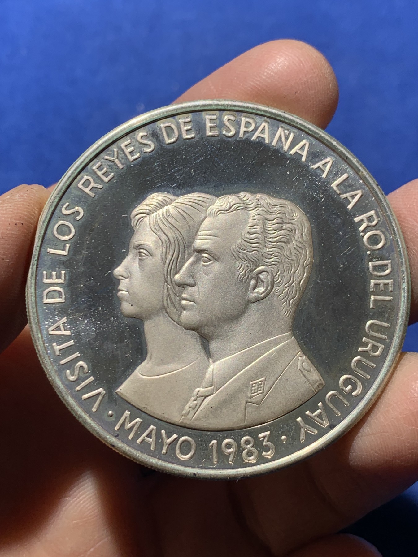 《竞宝斋》第247场-周日，周一 ，周二3场连拍 (全场包邮) 	乌拉圭 1983 西班牙国王造访 纪念 2000新比索大银币 65克 900银