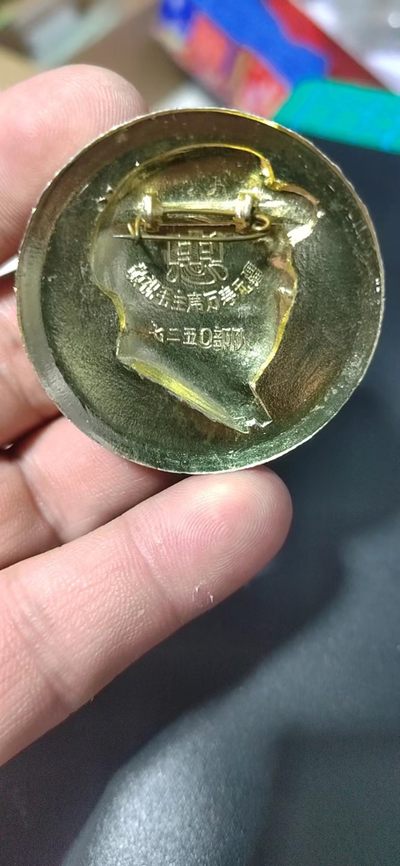 毛主席像章拍场，都是部队章 🔥🔥🔥🔥毛主席像章，46.6毫米，背面有铭文：七二五O部队