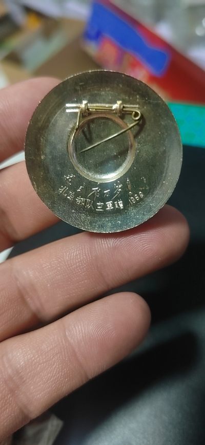 毛主席像章拍场，都是部队章 🔥🔥🔥🔥毛主席像章，38.2毫米，背面有铭文：北京部队空军赠