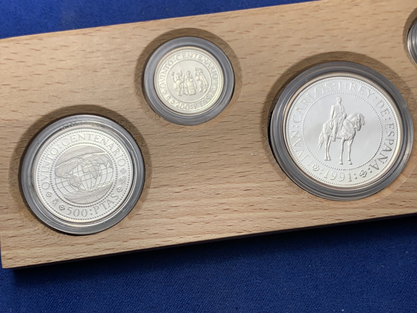 《竞宝斋》第247场-周日，周一 ，周二3场连拍 (全场包邮) 原木盒 西班牙 1991年 五百周年纪念 五枚套 精制银币 非常漂亮 925银 币重49.3克