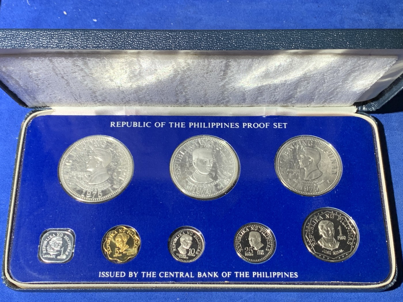 《竞宝斋》第247场-周日，周一 ，周二3场连拍 (全场包邮) 菲律宾 1975 8枚装套币 含2枚大银币 非常少见的品种