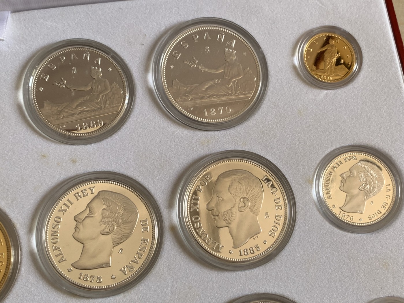 《竞宝斋》第247场-周日，周一 ，周二3场连拍 (全场包邮) 原盒证书 西班牙 纪念比塞塔货币 银章 一共24枚 925银 其中7枚镀金，总重量550克