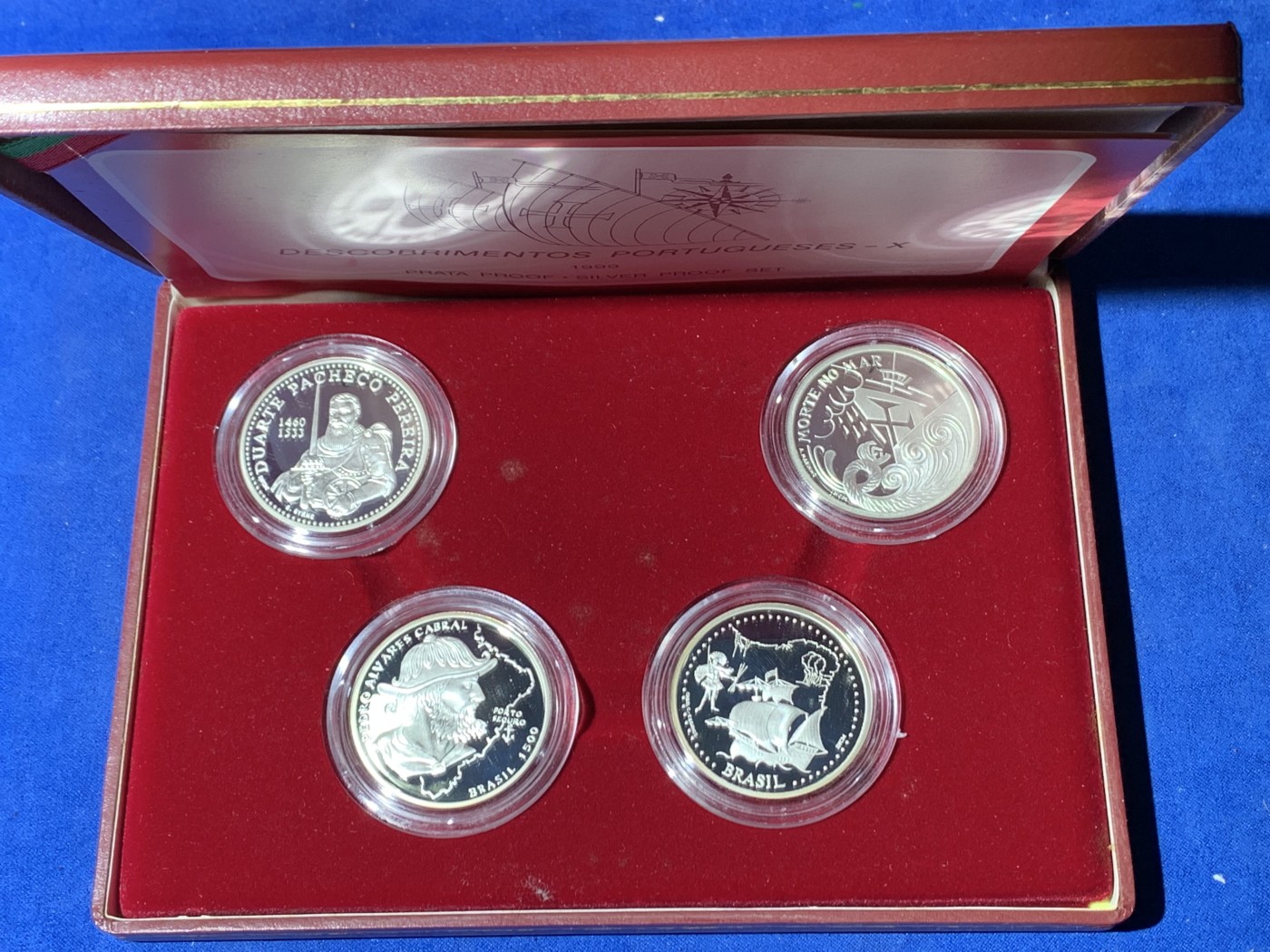 《竞宝斋》第247场-周日，周一 ，周二3场连拍 (全场包邮) 葡萄牙1999年 大航海 200埃斯库多 四枚套精制币 单枚24.5克 925银 原盒证书非常漂亮