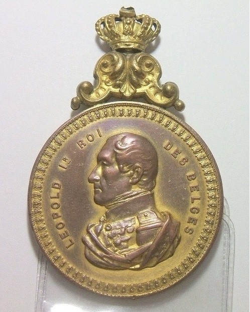 比利时1900年 利奥波德一世戴皇冠高浮雕大镀金章 45MM