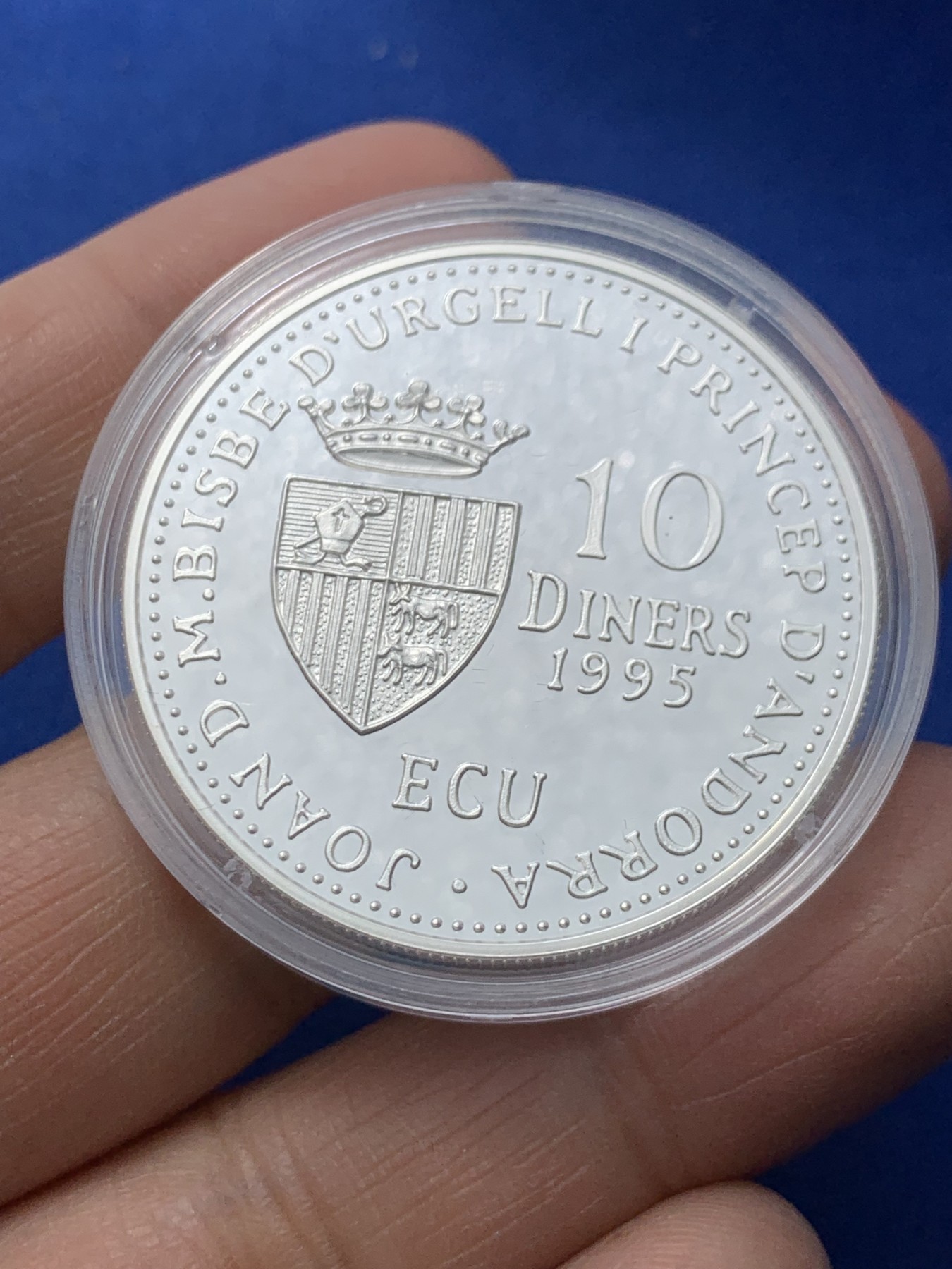 《竞宝斋》第247场-周日，周一 ，周二3场连拍 (全场包邮) 原蓝盒证书安道尔1995年神的羔羊10第纳尔精制大银币31.47克