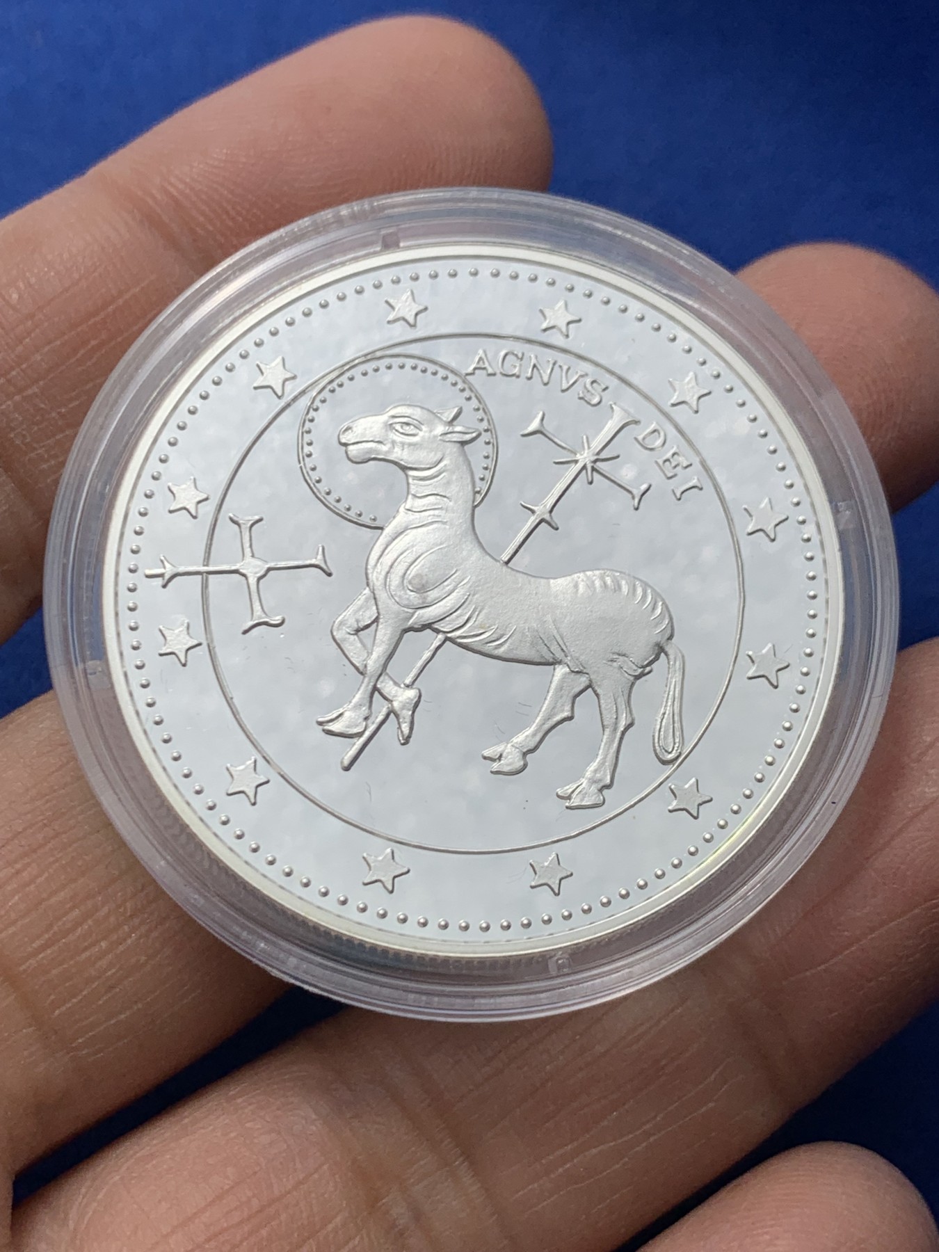 《竞宝斋》第247场-周日，周一 ，周二3场连拍 (全场包邮) 原蓝盒证书安道尔1995年神的羔羊10第纳尔精制大银币31.47克