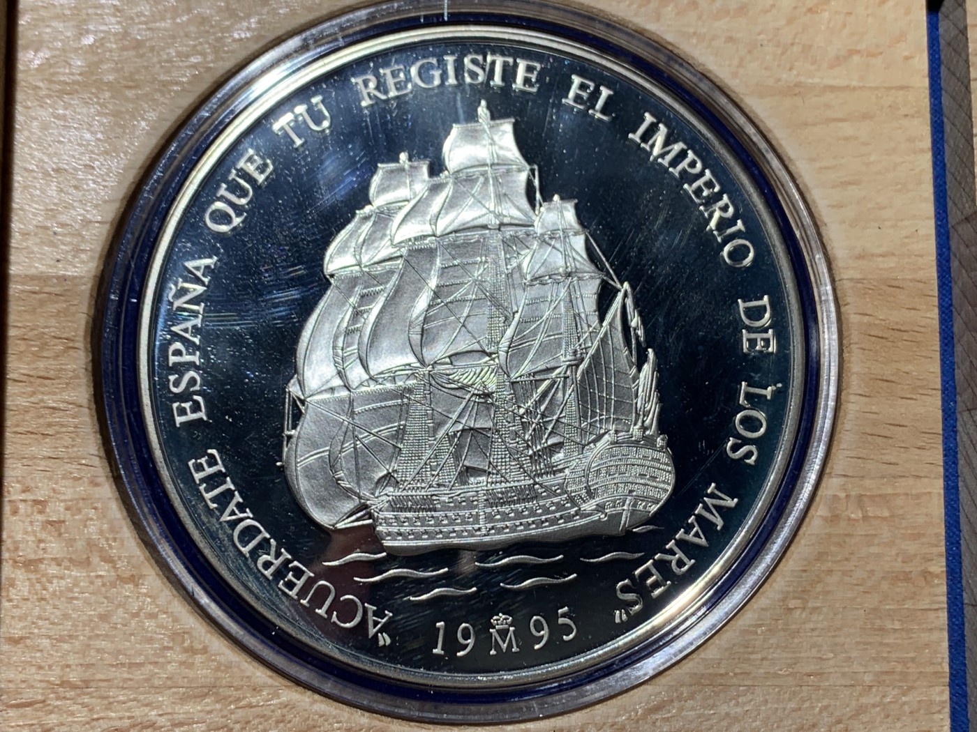 《竞宝斋》第247场-周日，周一 ，周二3场连拍 (全场包邮) 西班牙1995年特立尼达战舰25ECU银币 168.75克，925银，原木盒