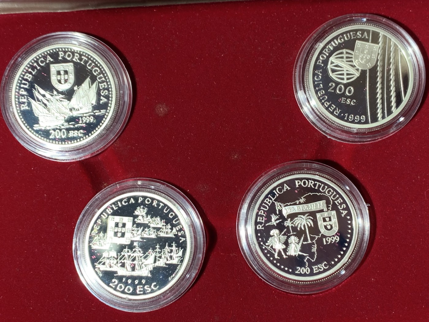 《竞宝斋》第247场-周日，周一 ，周二3场连拍 (全场包邮) 葡萄牙1999年 大航海 200埃斯库多 四枚套精制币 单枚24.5克 925银 原盒证书非常漂亮