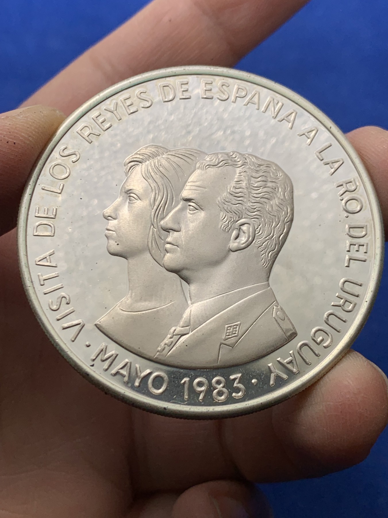 《竞宝斋》第247场-周日，周一 ，周二3场连拍 (全场包邮) 	乌拉圭 1983 西班牙国王造访 纪念 2000新比索大银币 65克 900银