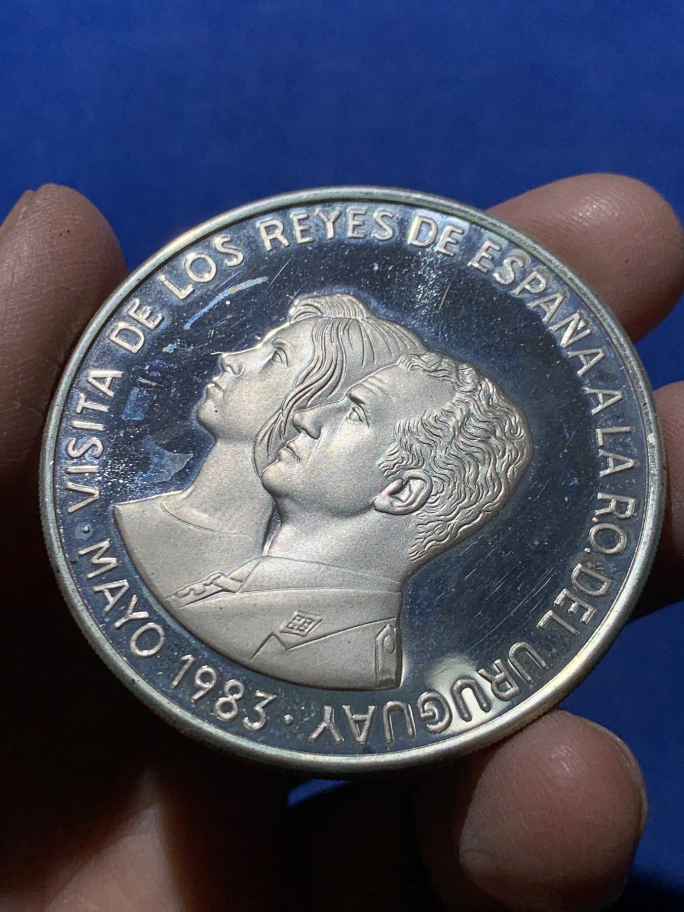 《竞宝斋》第247场-周日，周一 ，周二3场连拍 (全场包邮) 	乌拉圭 1983 西班牙国王造访 纪念 2000新比索大银币 65克 900银