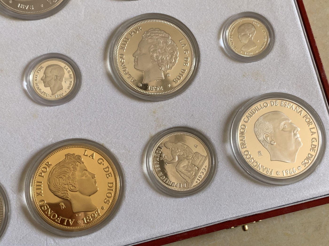 《竞宝斋》第247场-周日，周一 ，周二3场连拍 (全场包邮) 原盒证书 西班牙 纪念比塞塔货币 银章 一共24枚 925银 其中7枚镀金，总重量550克