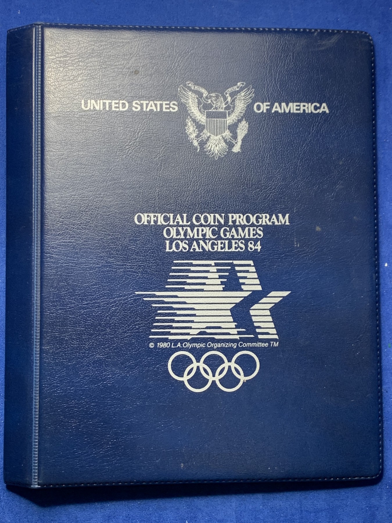 《竞宝斋》第247场-周日，周一 ，周二3场连拍 (全场包邮) 3枚一组 美国奥运册 1983年 老鹰1美元大银币 不同造币厂三枚一起 卡册带空位可放其它品种