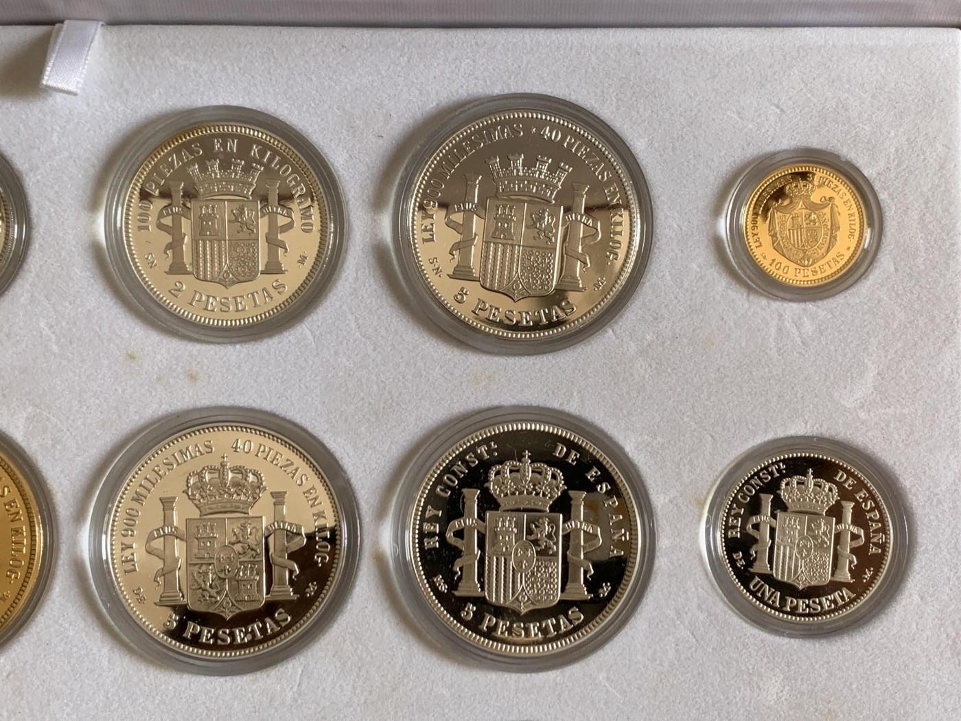 《竞宝斋》第247场-周日，周一 ，周二3场连拍 (全场包邮) 原盒证书 西班牙 纪念比塞塔货币 银章 一共24枚 925银 其中7枚镀金，总重量550克