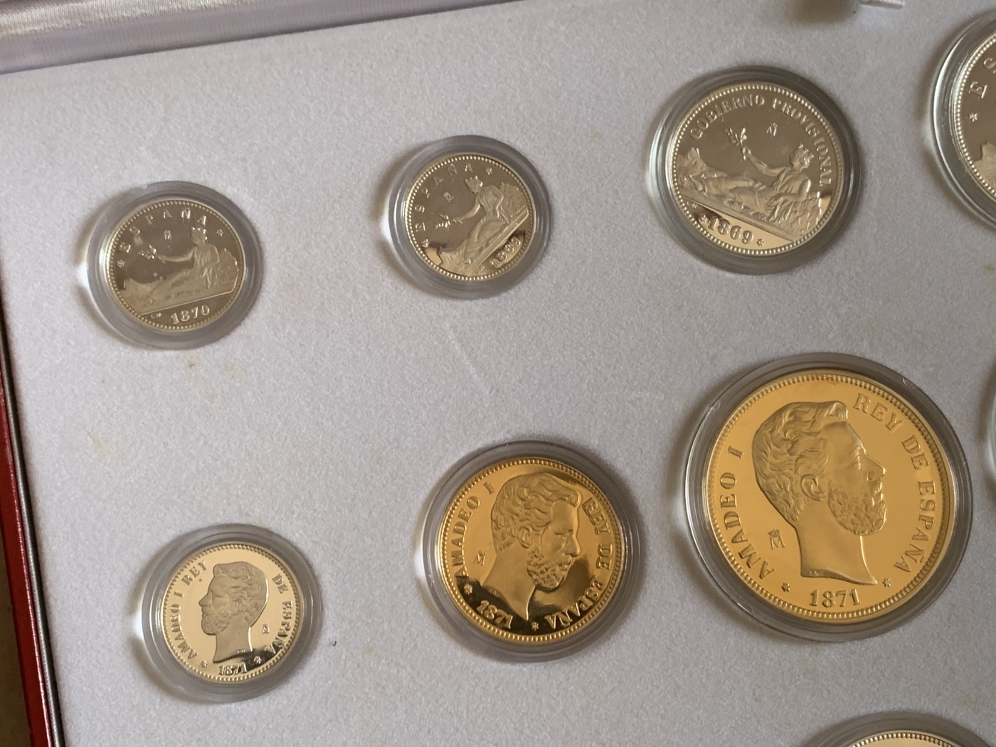 《竞宝斋》第247场-周日，周一 ，周二3场连拍 (全场包邮) 原盒证书 西班牙 纪念比塞塔货币 银章 一共24枚 925银 其中7枚镀金，总重量550克