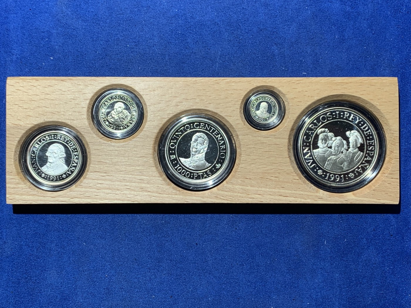 《竞宝斋》第247场-周日，周一 ，周二3场连拍 (全场包邮) 原木盒 西班牙 1991年 五百周年纪念 五枚套 精制银币 非常漂亮 925银 币重49.3克
