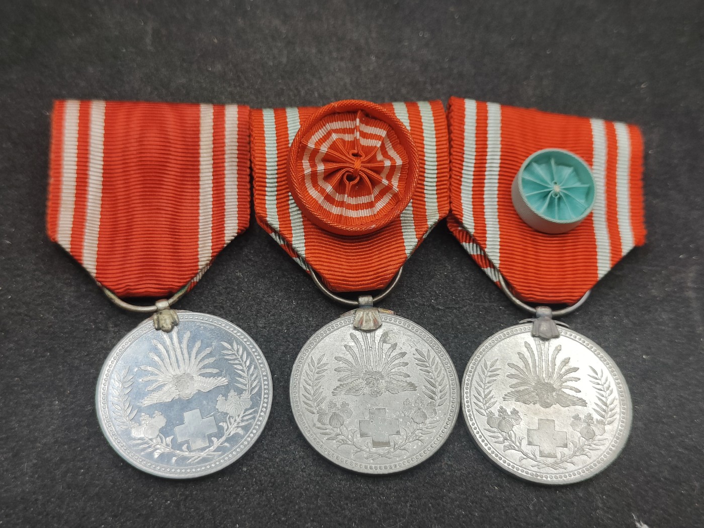 全场0元起拍 第139期 咸鱼国勋章拍卖专场 3月17日（周日）下午6：00开始 日本赤十字社员章不同等级三个 铝制