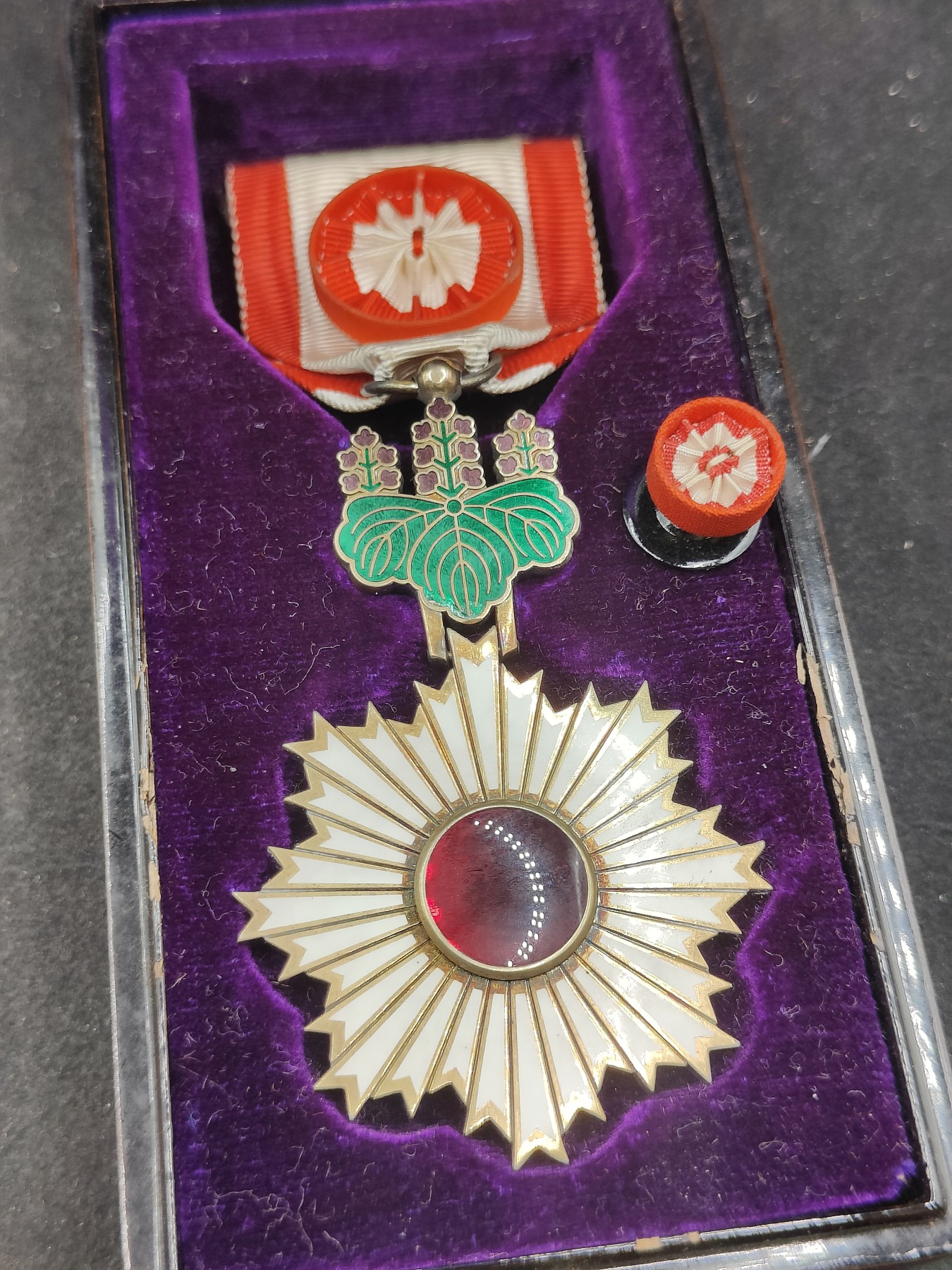 全场0元起拍 第139期 咸鱼国勋章拍卖专场 3月17日（周日）下午6：00开始 鎏金完美品 日本明治四等旭日章银制带盒略