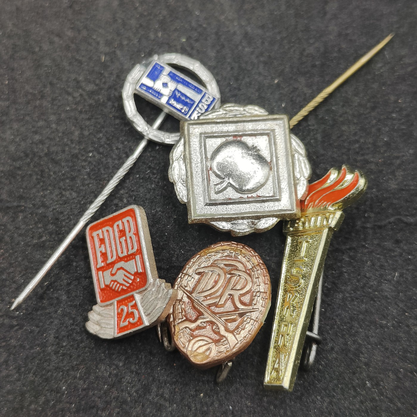 全场0元起拍 第139期 咸鱼国勋章拍卖专场 3月17日（周日）下午6：00开始 东德徽章一组