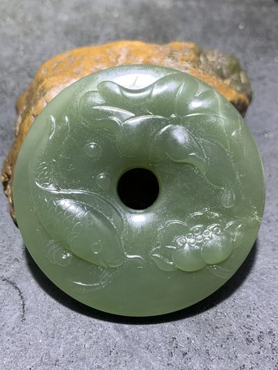 天然和田玉通货雕刻鲤鱼莲花大平安扣1个， - 天然和田玉通货雕刻鲤鱼莲花大平安扣1个，