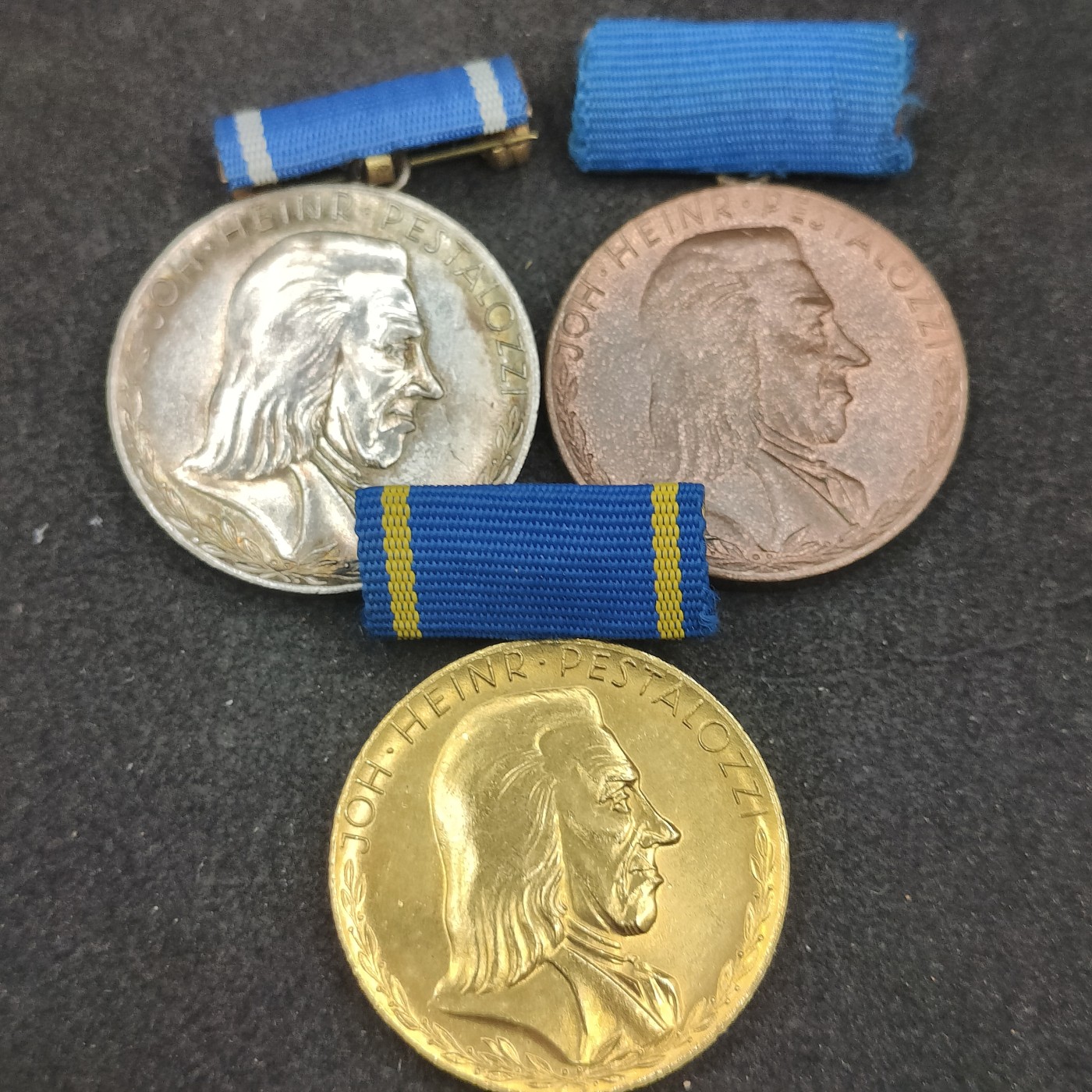 全场0元起拍 第139期 咸鱼国勋章拍卖专场 3月17日（周日）下午6：00开始 东德裴斯洛泰齐忠诚服务奖章金银铜一套