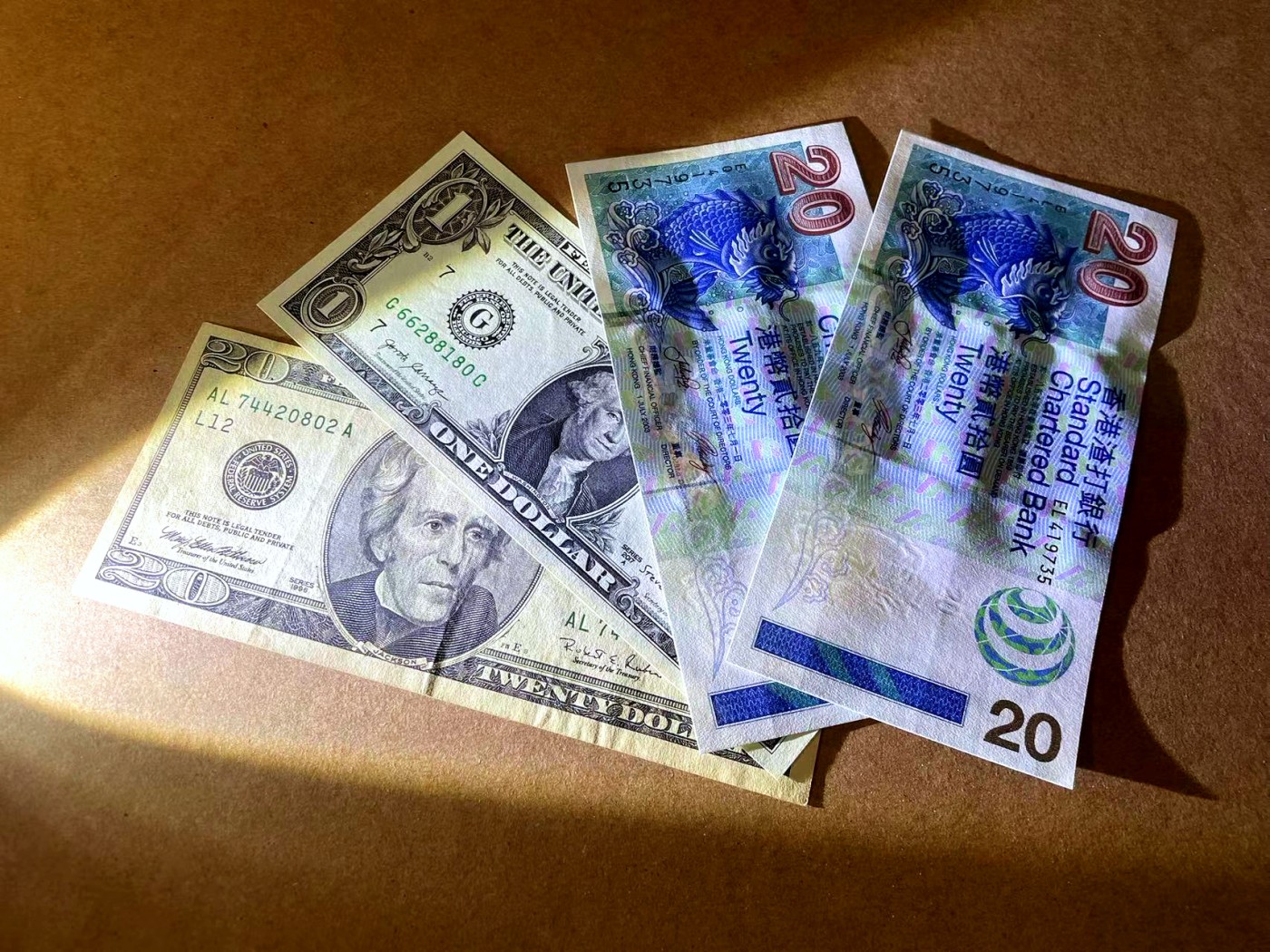 【Blue Auction】✨世界纸币精拍第445期【精】 【一组4张】香港 渣打20元&1美金 全新UNC  20美金品相如图