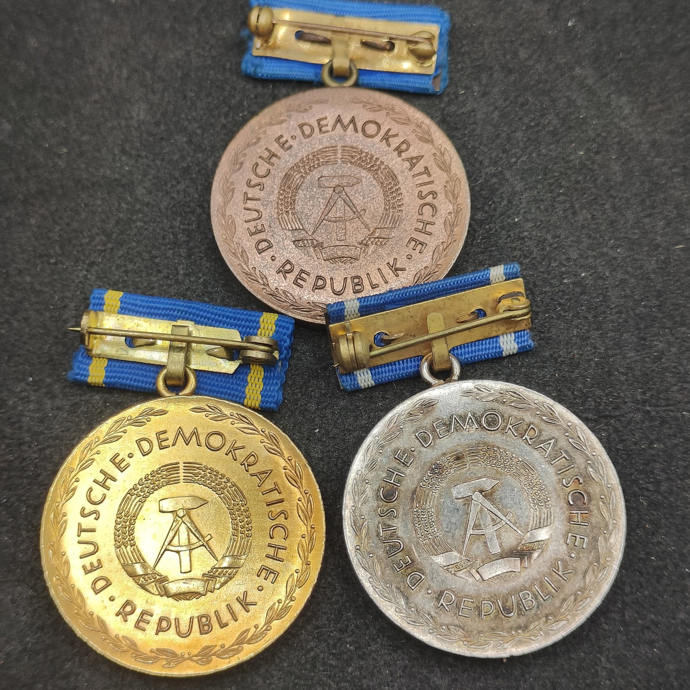 全场0元起拍 第139期 咸鱼国勋章拍卖专场 3月17日（周日）下午6：00开始 东德裴斯洛泰齐忠诚服务奖章金银铜一套