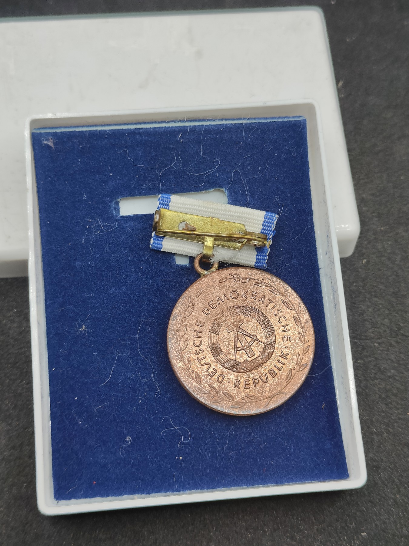 全场0元起拍 第139期 咸鱼国勋章拍卖专场 3月17日（周日）下午6：00开始 东德忠诚公共卫生服务事业奖章带盒