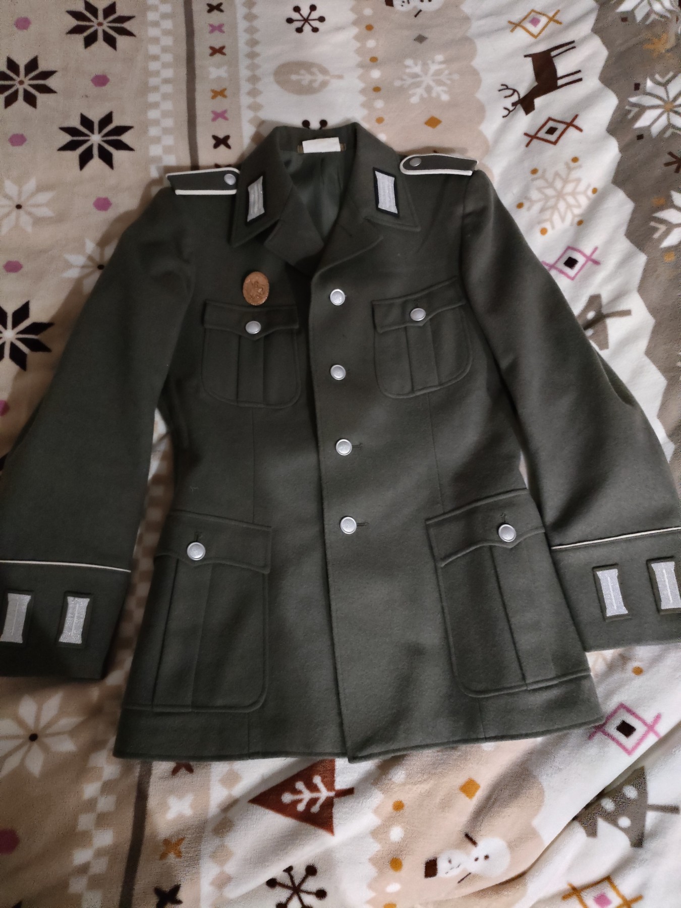 2024第四次拍卖 东德人民军陆军士兵礼服小开领g44尺码，带勋章袖块