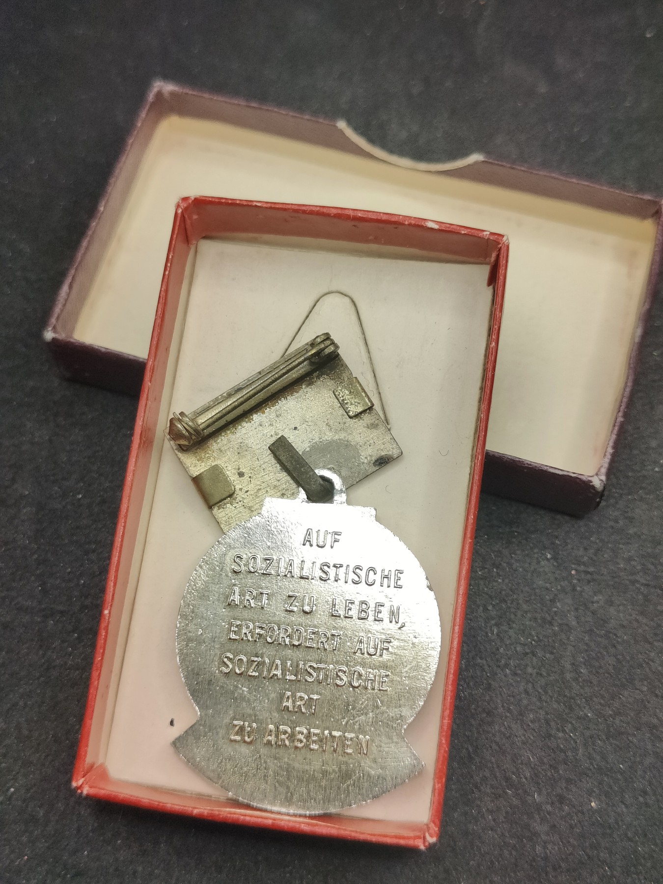 全场0元起拍 第139期 咸鱼国勋章拍卖专场 3月17日（周日）下午6：00开始 东德七年计划积极份子奖章 美品带盒