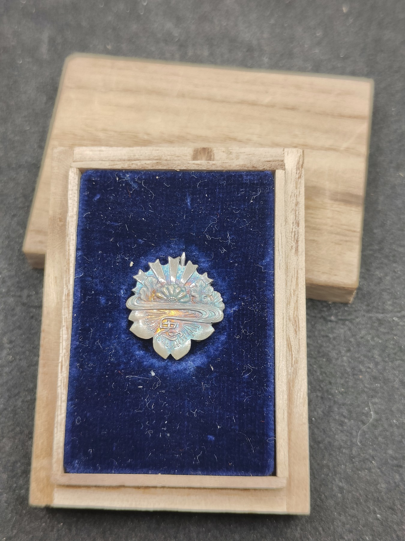 全场0元起拍 第139期 咸鱼国勋章拍卖专场 3月17日（周日）下午6：00开始 日本菊水纹 日本忠勇显彰会徽章 银制