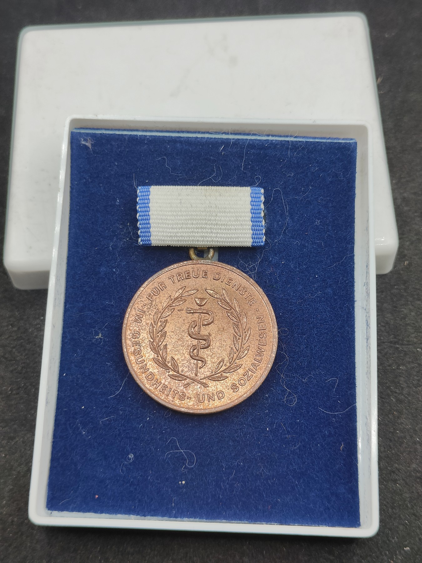 全场0元起拍 第139期 咸鱼国勋章拍卖专场 3月17日（周日）下午6：00开始 东德忠诚公共卫生服务事业奖章带盒