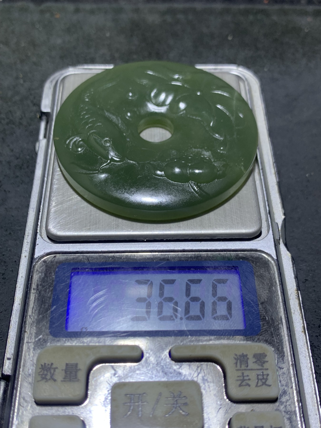 天然和田玉通货雕刻鲤鱼莲花大平安扣1个，