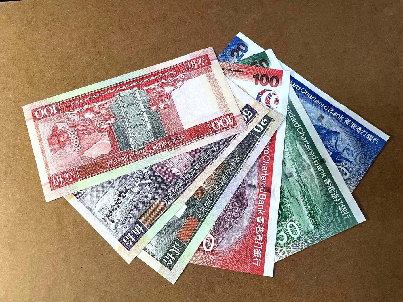 【Blue Auction】✨世界纸币精拍第445期【精】 【一组6张 包含AA冠】香港 渣打&汇丰20-100元一组 全新UNC（其中一张有小软折）