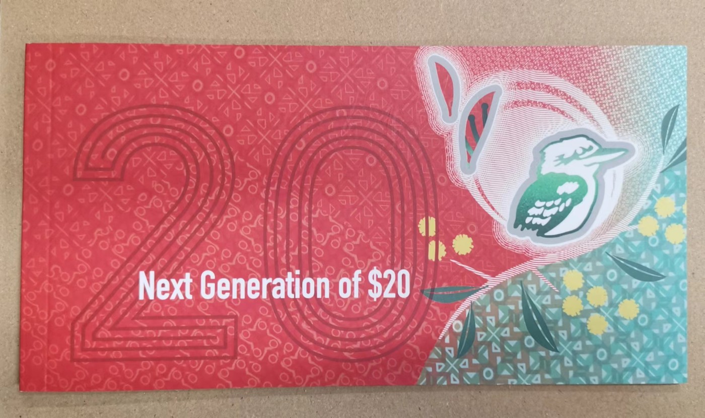 《张总收藏》141期-外币强钞高货场 澳大利亚2019年20镑PMG66E靓号一眼清 冠号开头19=2019年 带原装册，正面澳大利亚女企业家玛丽·莱蓓，“水星号”帆船，背面皇家飞行医生服务创始人弗林牧师，维多利亚号急救飞机