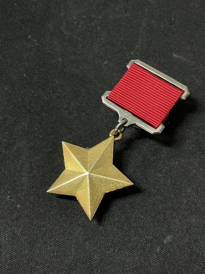 戎马世界章牌大赏第61期 - 苏联英雄金星奖章，高级复刻，银镀金，转轮与上挂均为银制，11124号