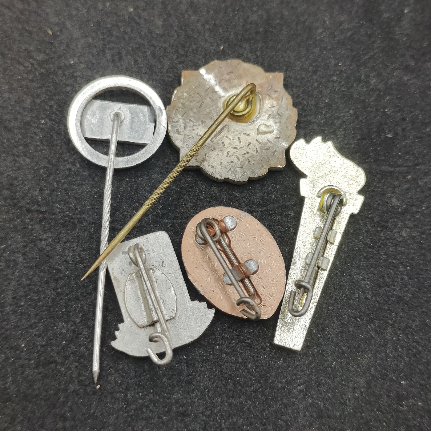 全场0元起拍 第139期 咸鱼国勋章拍卖专场 3月17日（周日）下午6：00开始 东德徽章一组