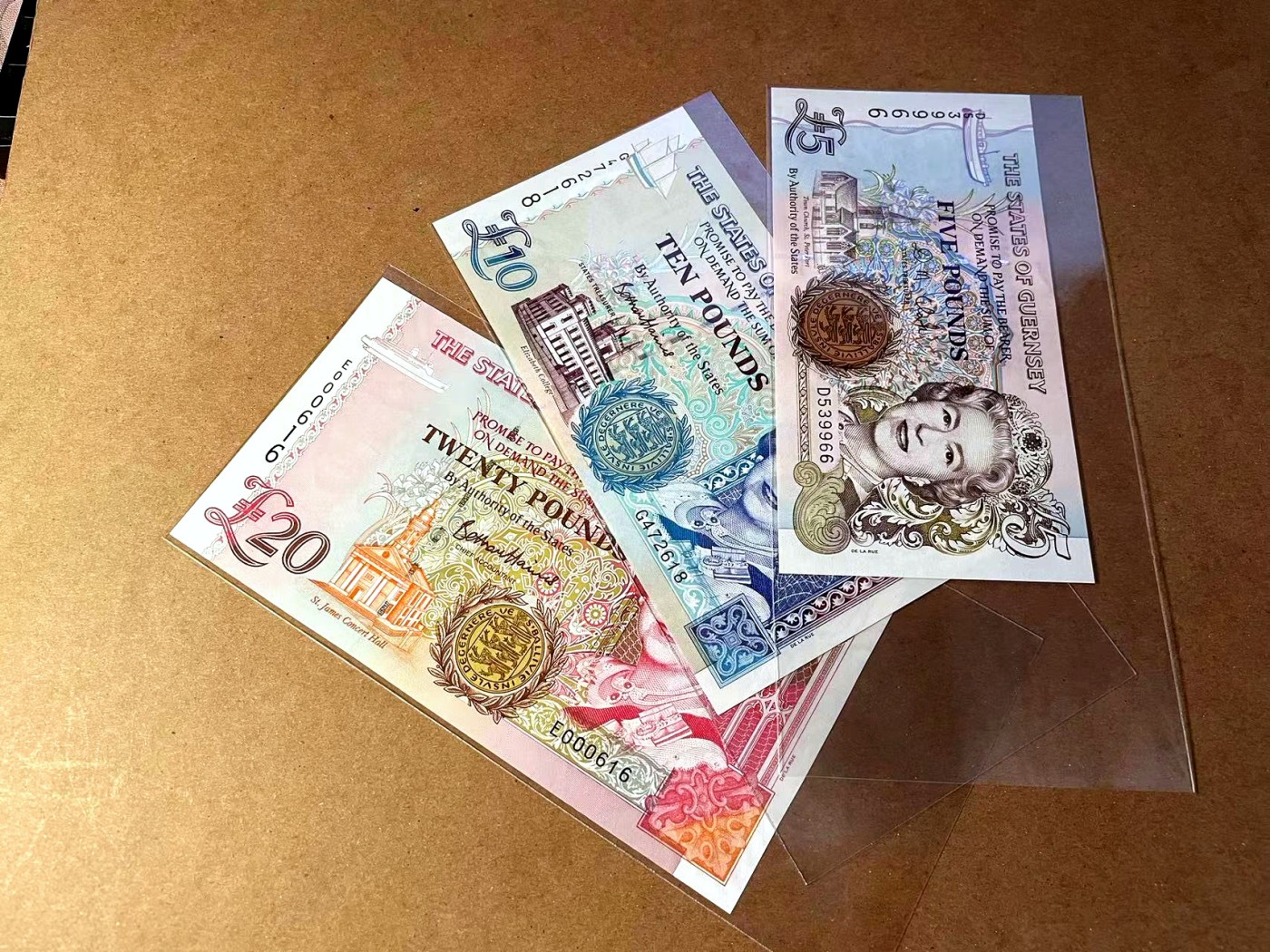 【Blue Auction】✨世界纸币精拍第445期【精】 【一组3张均无47 包含616小号】根西 5-20镑一组 女王 全新UNC