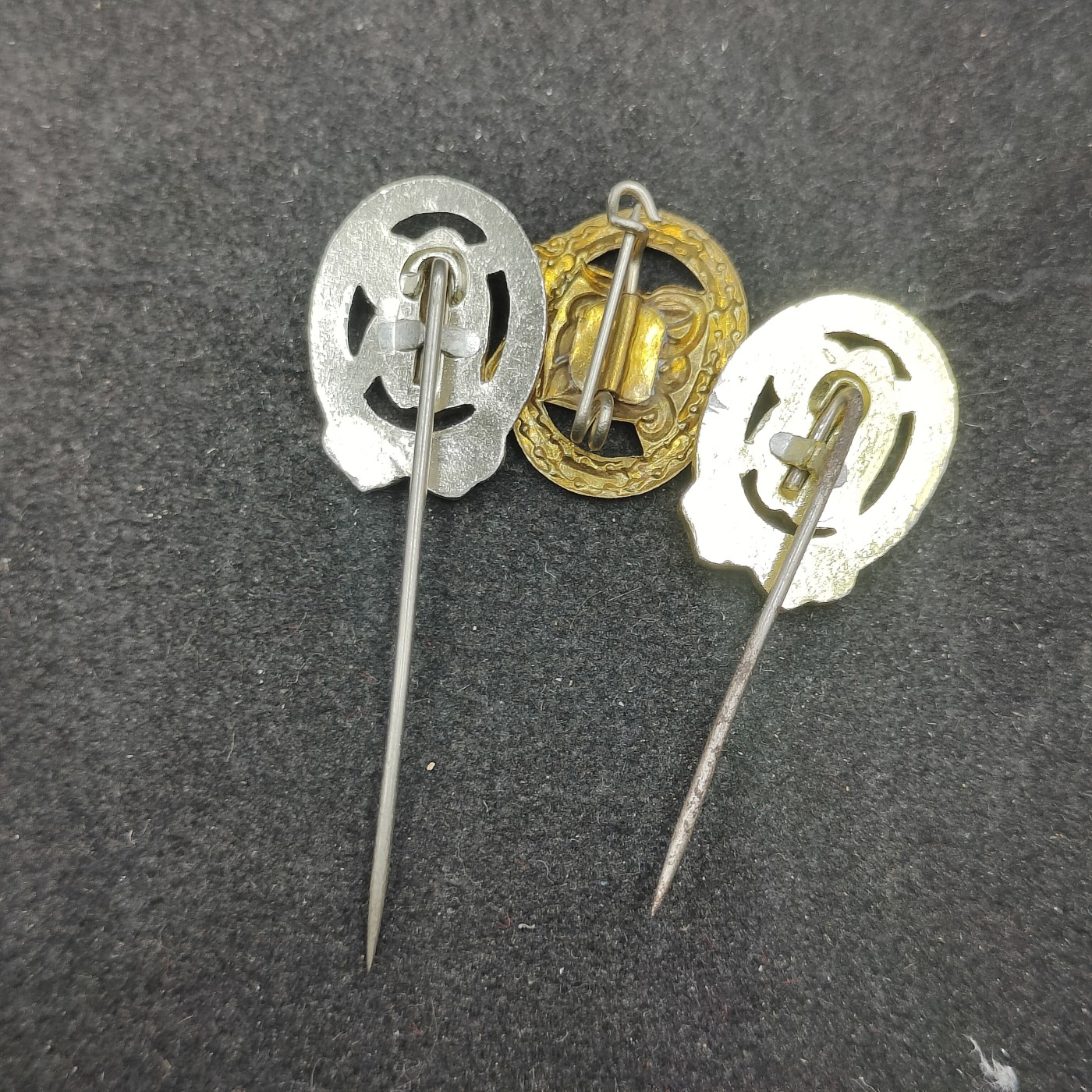 全场0元起拍 第139期 咸鱼国勋章拍卖专场 3月17日（周日）下午6：00开始 东德体能章三个